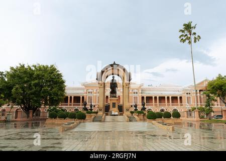 Bangkok, Thailand - 30. Juni 2023 : Saranrom Palast und Statue von König Rama IV Stockfoto