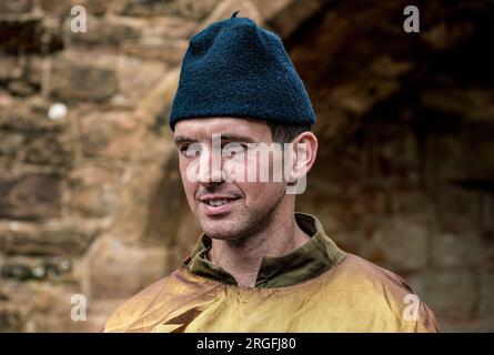 Der Ritter rief Argo an und begrüßte die Menge am Kenilworth Castle Turnier. Er lächelte die Menge an, während er sie begrüßte Stockfoto