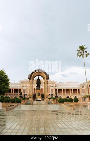 Bangkok, Thailand - 30. Juni 2023 : Saranrom Palast und Statue von König Rama IV Stockfoto