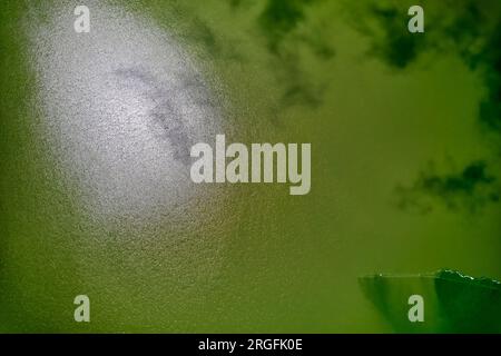 Luftaufnahme, Dröhnensicht auf das grüne Wasser des malerischen Furnas-Sees auf der Azoreninsel Sao Miguel, Azoren, Portugal. Reisebeschreibung Stockfoto