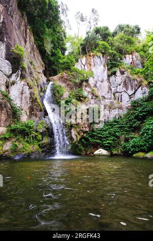 Blick auf den Wasserfall an sonnigen Sommertagen. Azoren, Insel Sao Miguel. Portugal. Konzept für berühmte Orte und Reiseziele Stockfoto