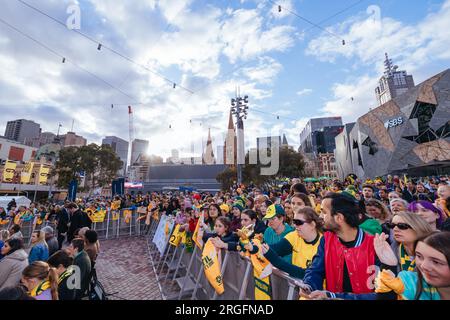 MELBOURNE, AUSTRALIEN - JULI 11: Fans der australischen Commbank Matildas Women's World Cup-Mannschaft kündigen an und präsentieren sich am Federation Square Stockfoto