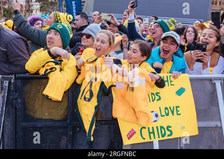 MELBOURNE, AUSTRALIEN - JULI 11: Fans der australischen Commbank Matildas Women's World Cup-Mannschaft kündigen an und präsentieren sich am Federation Square Stockfoto