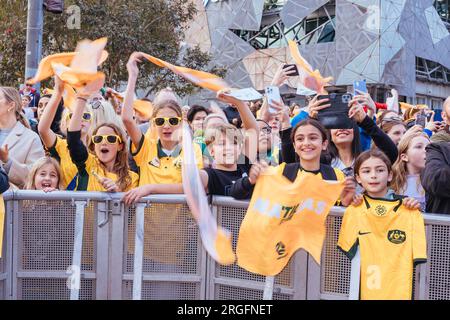 MELBOURNE, AUSTRALIEN - JULI 11: Fans der australischen Commbank Matildas Women's World Cup-Mannschaft kündigen an und präsentieren sich am Federation Square Stockfoto