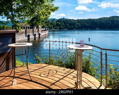 Gastronomie-Tische am Lake Edersee, Eder-Staudamm an einem sonnigen Tag im Sommer Stockfoto