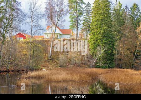 Ein Fluss in einem Tal mit einem Haus am Flussufer Stockfoto