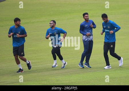 Nazmul Hossain Shanto, Zakir Hossain, Tanzid Hasan Tamim und Naim Sheikh während der Bangladescher nationalen Cricketspieler üben im Sher- Stockfoto