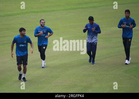 Nazmul Hossain Shanto, Zakir Hossain, Tanzid Hasan Tamim und Naim Sheikh während der Bangladescher nationalen Cricketspieler üben im Sher- Stockfoto