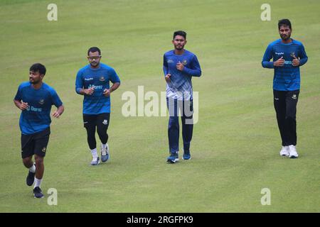 Nazmul Hossain Shanto, Zakir Hossain, Tanzid Hasan Tamim und Naim Sheikh während der Bangladescher nationalen Cricketspieler üben im Sher- Stockfoto