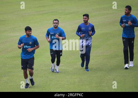 Nazmul Hossain Shanto, Zakir Hossain, Tanzid Hasan Tamim und Naim Sheikh während der Bangladescher nationalen Cricketspieler üben im Sher- Stockfoto