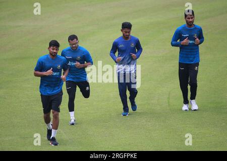 Nazmul Hossain Shanto, Zakir Hossain, Tanzid Hasan Tamim und Naim Sheikh während der Bangladescher nationalen Cricketspieler üben im Sher- Stockfoto