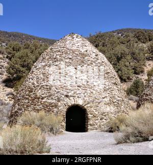 Fragment berühmter antiker Kohleöfen für die Herstellung von Wacholderkohle und Kiefer in den Bergen, Death Valley National Park Stockfoto