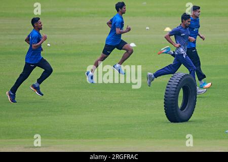 Taskin Ahmed, Mustafizur Rahman, Hasan Mahmud und Tanzim Hasan Sakib während der Bangladescher nationalen Cricketspieler nehmen an der Übungssitzung in Sher-e-Bang Teil Stockfoto