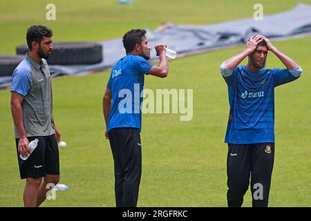 Saif Hasan, Afif Hossain und Mahmudullah nehmen während der Bangladesch National Cricketspieler am Übungsseminar im Sher-e-Bangla National Cricket Stadium Teil Stockfoto