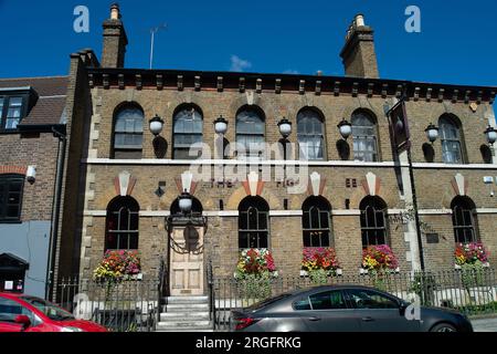 Uxbridge, Großbritannien. 9. August 2023. Der Fig Tree Pub in Uxbridge. Um die Stadt Uxbridge im Londoner Stadtteil Hillingdon wurden neue ULEZ-Kameras und Schilder installiert. Ab Ende August wird Uxbridge Teil der erweiterten Ultra Low Emission Zone, die von Transport for London und dem Londoner Bürgermeister Sadiq Khan eingerichtet wird. Wer nach Uxbridge fährt, muss entweder ein ULEZ-konformes Fahrzeug besitzen oder jedes Mal, wenn er nach Uxbridge fährt, £12,50 Euro bezahlen, sobald das neue erweiterte System für die extrem emissionsarme Zone Ende dieses Monats in Kraft tritt. Fahrer, die die £ nicht zahlen Stockfoto