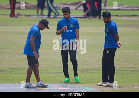 Spine Bowling Trainer Rangana Herath , Afif Hossain und Mahmudul Hasan Freude während der Bangladesch National Cricketers nehmen Übungssitzung im Sher-e- Stockfoto