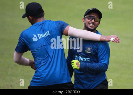 Nazmul Hasan Shanto (L) und Zakir Hasan (R) machen Spaß, während die Bangladesch National Cricketspieler an der Übungssitzung im Sher-e-Bangla National Cric teilnehmen Stockfoto