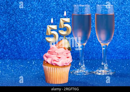 Cupcake Mit Nummer Für Geburtstags- Oder Jubiläumsfeier; Nummer 55. Stockfoto