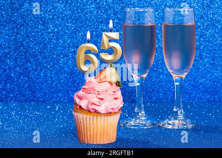 Cupcake Mit Nummer Für Geburtstags- Oder Jubiläumsfeier; Nummer 65. Stockfoto