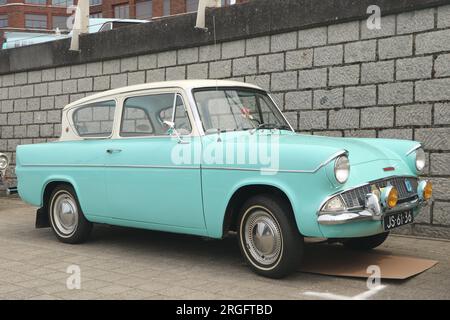 Blue Ford Anglia 105E auf der Automesse in der niederländischen Stadt Lelystad, Niederlande - 18 2023. Juni Stockfoto