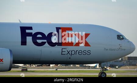 Nach der Landung am Chicago O'Hare International Airport fährt das FedEx-Frachtflugzeug auf der Landebahn. Stockfoto