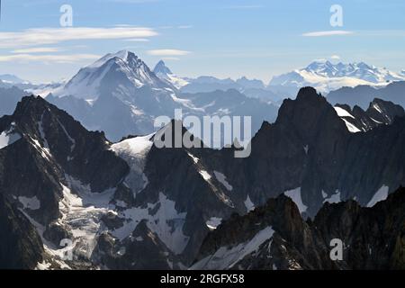 Berggipfel im Mont-Blanc-Massiv und im Hintergrund Grand Combin, Matterhorn (oder Cervin), Monte Rosa (Mont Rose) in der Schweiz und italienische alpen Stockfoto