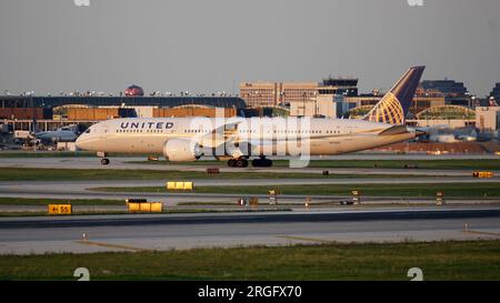 United Airlines Boeing 787 Dreamliner taxiert nach der Landung auf dem Chicago O'Hare International Airport auf der Start- und Landebahn. Stockfoto