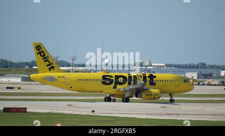 Spirit Airlines Airbus A320 fährt nach der Landung am Chicago O'Hare International Airport auf der Landebahn. Stockfoto