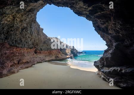 Höhle Cueva de Playa de los Ojos in Fuerteventura - Blick von der Höhle Stockfoto