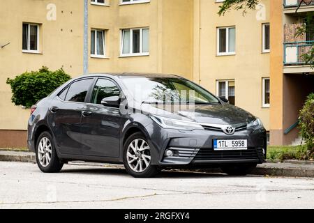 HAVIROV, TSCHECHISCHE REPUBLIK - 4. AUGUST 2023: Toyota Corolla Sedan Typ E170 und E180. Eines der beliebtesten und zuverlässigsten Autos der Welt Stockfoto