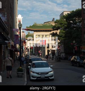 Boston, Massachusetts, USA – Chinatown Gate mit der amerikanischen und taiwanesischen Flagge. Stockfoto