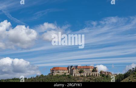 Freyburg, Deutschland. 09. Aug. 2023. Die Wolken driften über das Schloss Neuenburg. Mit seinen Weinbergen und zahlreichen Burgen ist die Region im Süden von Sachsen-Anhalt eine Touristenattraktion und besonders beliebt bei Urlaubern in den Sommermonaten. Kredit: Hendrik Schmidt/dpa/Alamy Live News Stockfoto