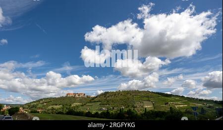 Freyburg, Deutschland. 09. Aug. 2023. Die Wolken driften über das Schloss Neuenburg. Mit seinen Weinbergen und zahlreichen Burgen ist die Region im Süden von Sachsen-Anhalt eine Touristenattraktion und besonders beliebt bei Urlaubern in den Sommermonaten. Kredit: Hendrik Schmidt/dpa/Alamy Live News Stockfoto