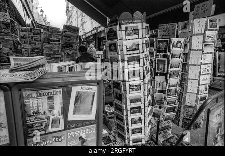 1990er Archiv Schwarzweißfoto eines Zeitungsmagazins in der Rue Mouffetard, Paris. Stockfoto