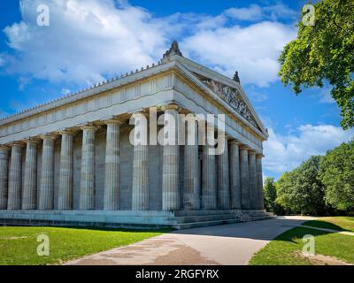 Das Walhalla in Donaustauf ist ein beeindruckendes neoklassizistisches Denkmal in Bayern, Deutschland, das berühmten Persönlichkeiten gewidmet ist und eine atemberaubende Aussicht bietet Stockfoto
