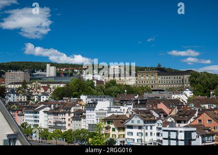 Malerischer Blick auf die Zürichstadt Schweiz. Hügel, Altstadt, sonniger Sommertag, blauer Himmel, ETH-Universität im Hintergrund. Stockfoto