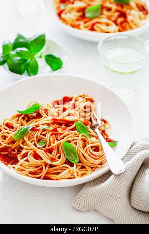 Spaghetti mit Tomatensauce, traditionelle italienische Pasta Stockfoto