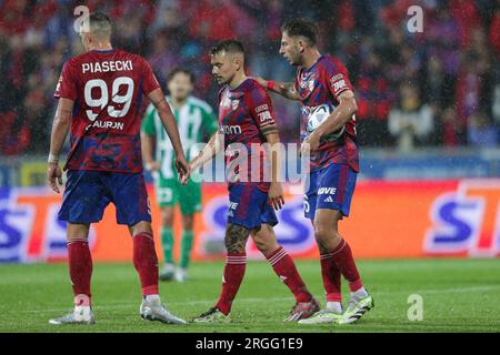 Fabian Piasecki aus Rakow Czestochowa (L), Fran Tudor aus Rakow Czestochowa (C) und Giannis Papanikolaou aus Rakow Czestochowa (R) während des Eluminations UEFA Champions League 2023/2024 Fußballspiels zwischen Rakow Czestochowa und Aris Limassol im Rakow City Fußballstadion. Endstand: Rakow Czestochowa 2:1 Aris Limassol. Stockfoto