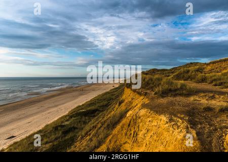 Steile, überwucherte Sanddünen auf der deutschen nordseeinsel sylt Stockfoto