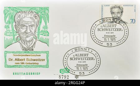 Anschreiben für den ersten Tag mit storniertem Poststempel, gedruckt von Deutschland, das ein Porträt von Dr. Albert Schweitzer (1875-1965), ca. 1975, zeigt. Stockfoto