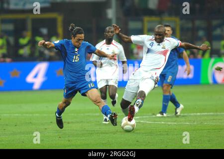 Mailand Italien 2007-09-08: Mauro Camoranesi und Patrick Vieira während des Spiels Italien-Frankreich, Qualifikation der Fußball-Europameisterschaft 2008 Stockfoto