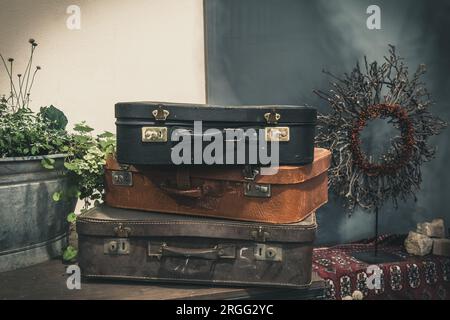 Drei alte klassische Reisekoffer aus Leder. Reisegepäckkonzept. Vintage-Dekoration. Stockfoto