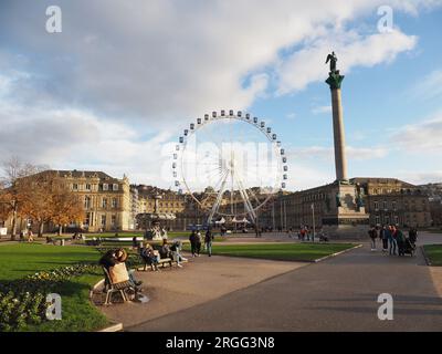 Riesenrad und Jubiläumssäule von König Wilhelm auf dem Schlossplatz Stockfoto