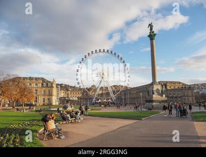 Riesenrad und Jubiläumssäule von König Wilhelm auf dem Schlossplatz Stockfoto