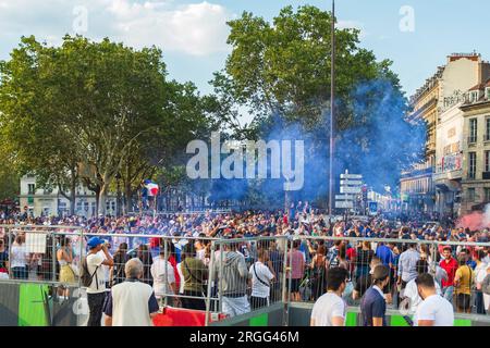 Paris, Frankreich, 2018. Blick auf den Place de la Bastille (damals im Renovierungsstadium) hinter Rauchwolken, als Frankreich die Fußballweltmeisterschaft gewann Stockfoto