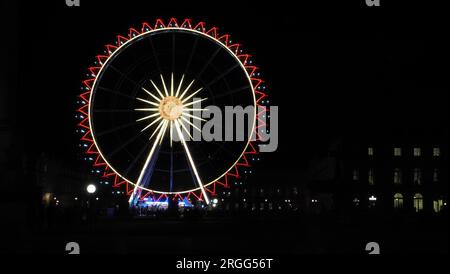 Riesenrad und Jubiläumssäule von König Wilhelm auf dem Schlossplatz Stockfoto