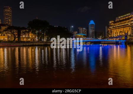 Singapur: 04. Juni 2023 - Esplanade-Brücke und Esplanade-Theater an der Bucht. Singapur Stockfoto