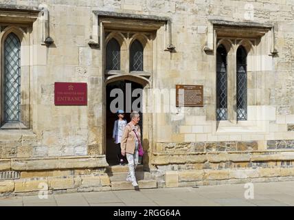 Frau verlässt den Souvenirladen im York Minster, York, North Yorkshire, England, Großbritannien Stockfoto