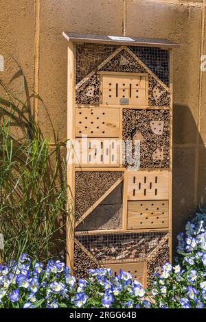 Insektenhotel aus verschiedenen Materialien zum Schutz und zur Nisthilfe für Bienen und andere Insekten Stockfoto