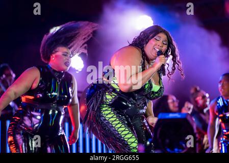 Roskilde, Dänemark. 01., Juli 2023. Der amerikanische Rapper und Sänger Lizzo führt während des dänischen Musikfestivals Roskilde Festival 2023 in Roskilde ein Live-Konzert auf. (Foto: Gonzales Photo - Bo Kallberg). Stockfoto